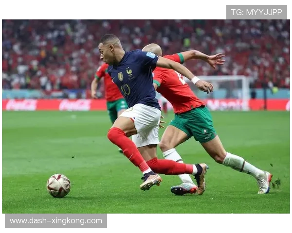 球星与球迷共振足球场上的激情与梦想交汇时刻 球星与球迷共振足球场上的激情与梦想交汇时刻