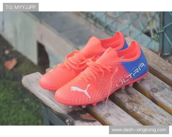 粉色足球鞋闪耀球场 球星们的炫酷瞬间与独特风采