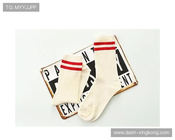 足球短袜球星独特风格引领球场新潮流展现青春活力姿态 足球短袜球星独特风格引领球场新潮流展现青春活力姿态